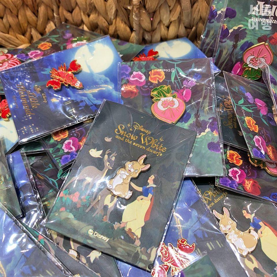 เซ็ตกาน้ำชาธีมดิสนีย์ในร้าน แสดงรูปกาน้ำและถ้วยชาในธีมอาลาดินและโฉมงามกับเจ้าชายอสูร